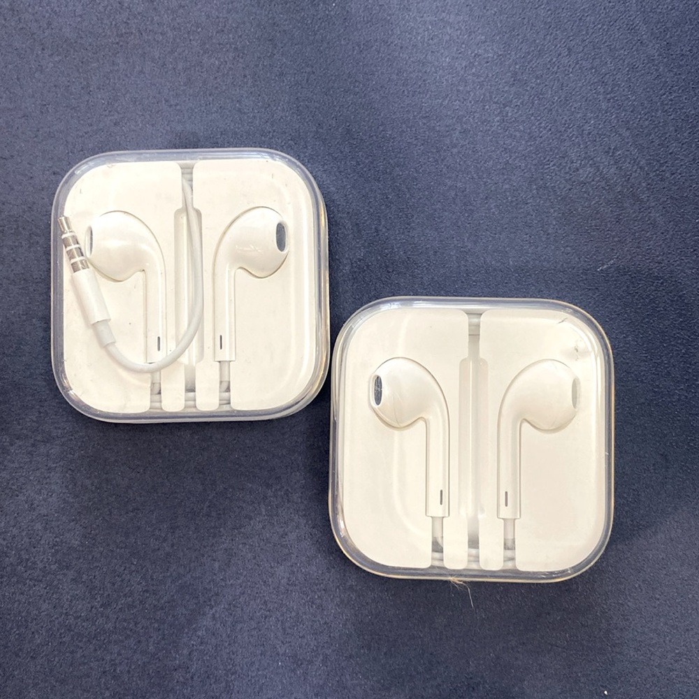 APPLE wired airbuds never used